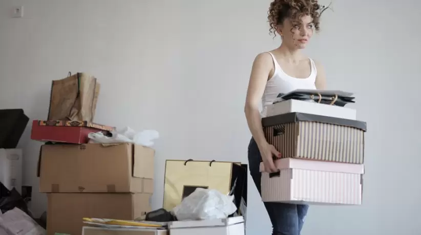 Mujer Concentrada Llevando Pila De Cajas De Cartón Para Reubicación