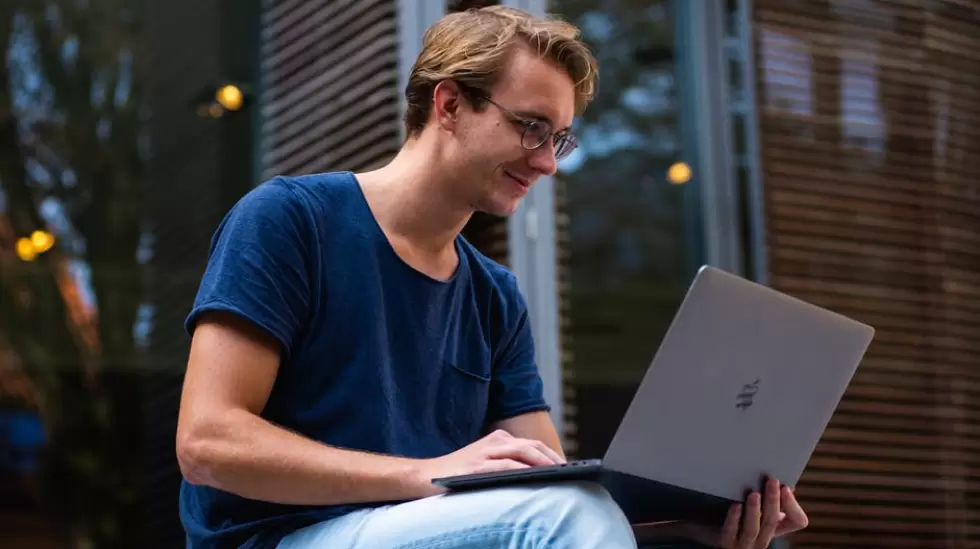 Foto De Enfoque Selectivo De Hombre Usando Laptop