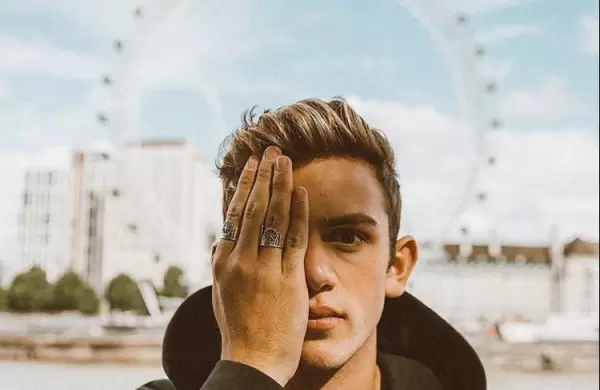 De Shark Tank  a la riqueza: Cmo este joven se convirti en millonario haciendo anillos de cucharas