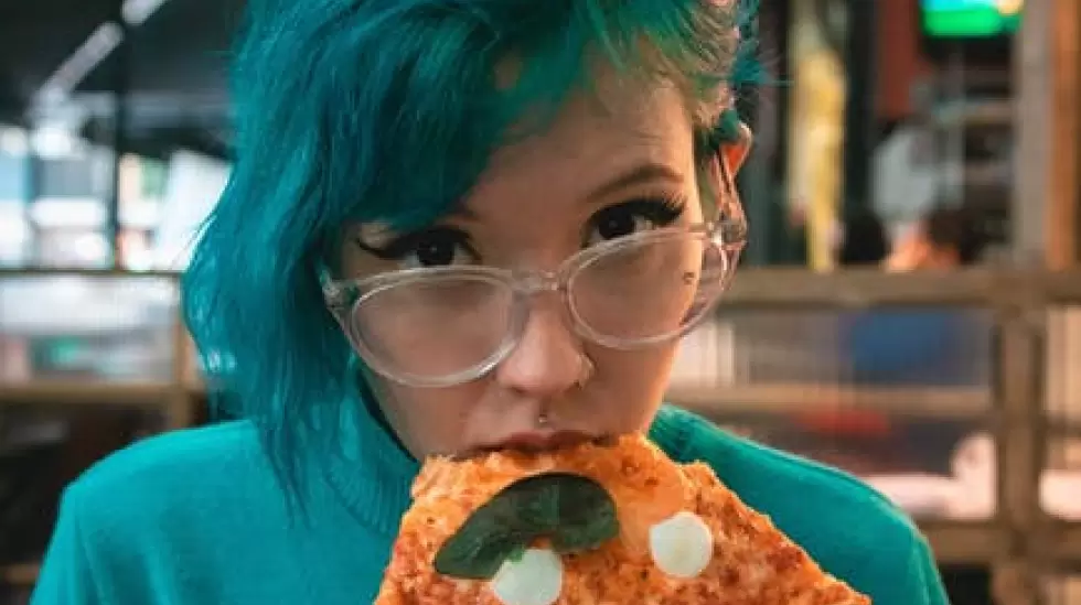 Mujer De Pelo Verde Comiendo Pizza