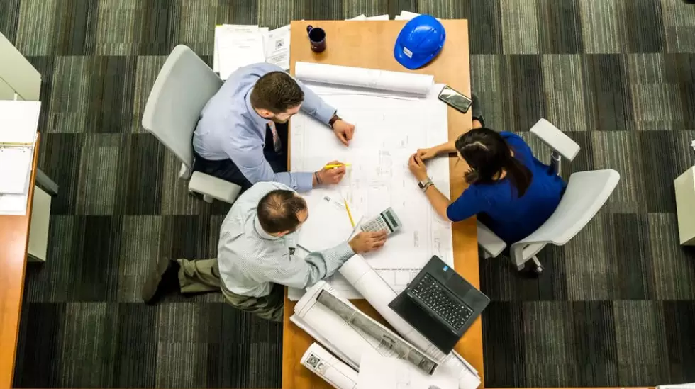 Tres Personas Sentadas Junto A La Mesa, trabajo