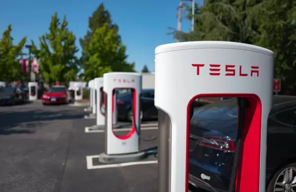 Las acciones de Tesla caen un 50% en el ao: Oportunidad de compra?