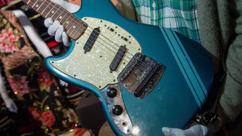 La guitarra azul Mustang Fender de 1969 utilizada en el video musical de nirvana de 1991