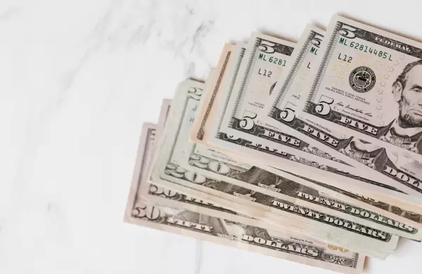 El dólar tiene un viernes con mucha volatibilidad, pero sigue escalando