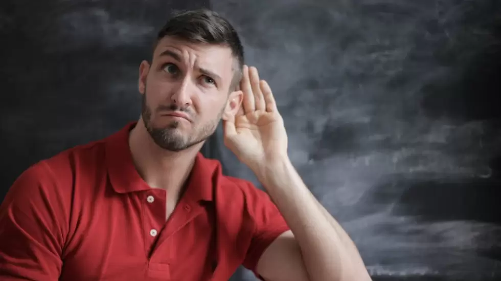 Hombre De Camisa Polo Roja Sentado Cerca De La Pizarra