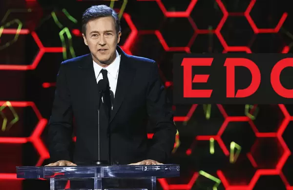 Edward Norton se sube al "Club de la Pelea" y con su revolucionaria startup quiere ser el orculo del streaming