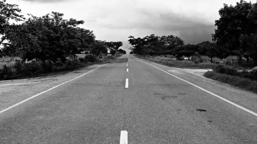 Fotografía En Escala De Grises De Una Carretera De Hormigón Durante El Día