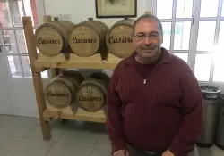 Quin es Ricardo Satulovsky, el mdico de Carlos Casares que ensea y produce un whisky sustentable