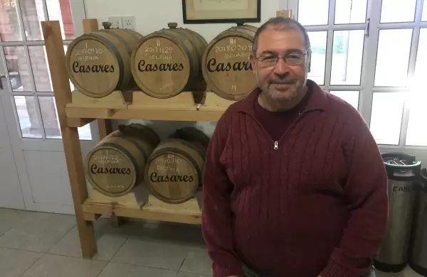 Quién es Ricardo Satulovsky, el médico de Carlos Casares que enseña y produce un whisky sustentable