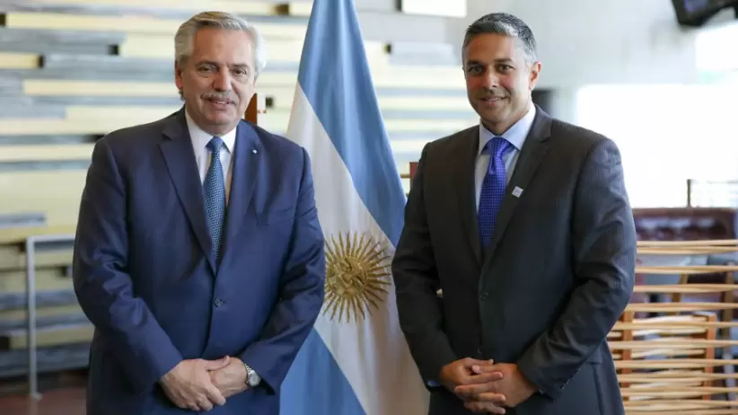 El presidente Alberto Fernández junto al titular de General Motors Internacional, Shilpan Amin