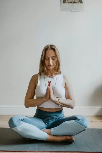 Mujer Haciendo Yoga Dentro De Una Habitación