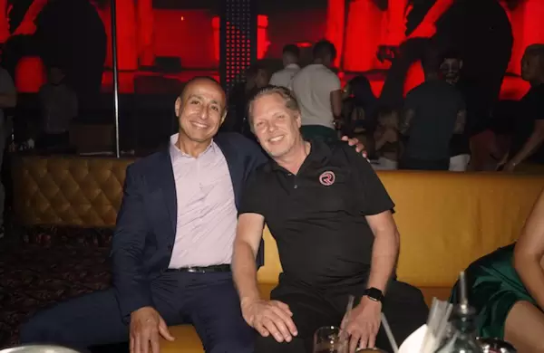 Quién es el CEO detrás de la única empresa de striptease que cotiza en Wall Street