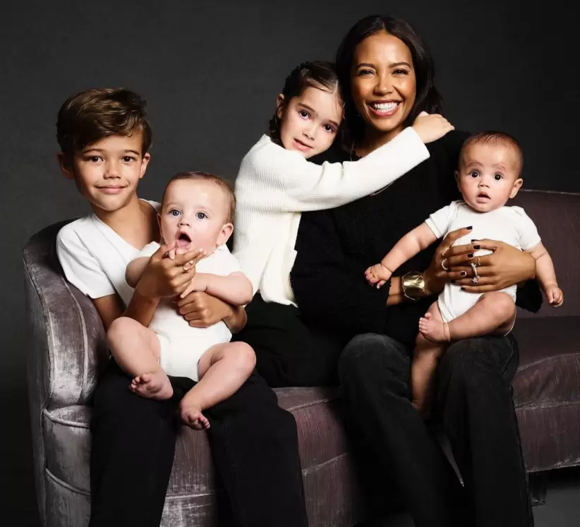 Emma Grade junto a sus cuatro hijos