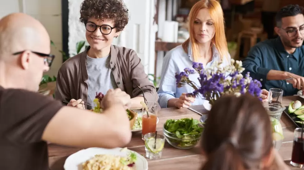 Foto De Personas Comiendo Juntas