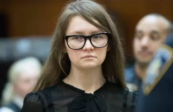 Anna Sorokin, la protagonista de "Inventando a Anna", habla de sus estafas a los bancos, lanza su nuevo negocio y ya acumula deudas