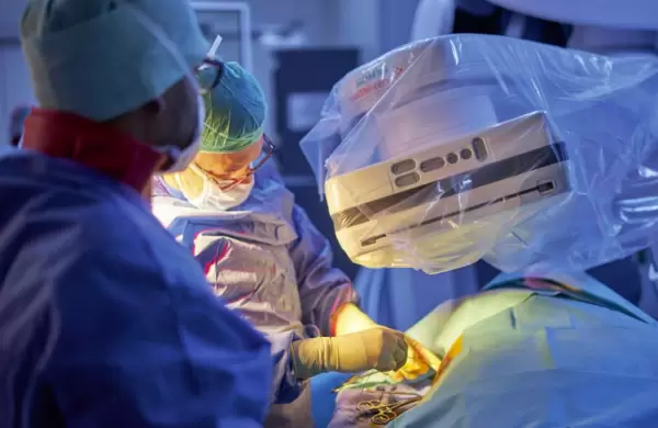 As es la medicina "del futuro" que un cirujano argentino ya aplica en Francia