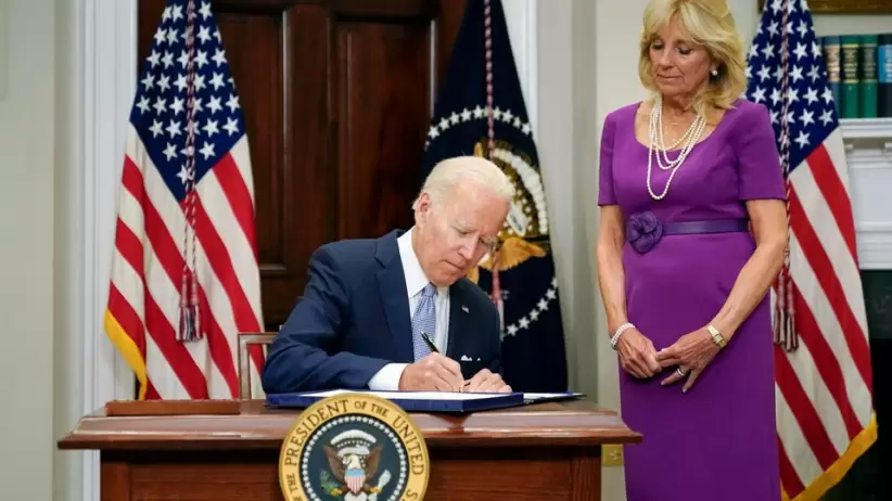 Joe Biden firmó el control de armas