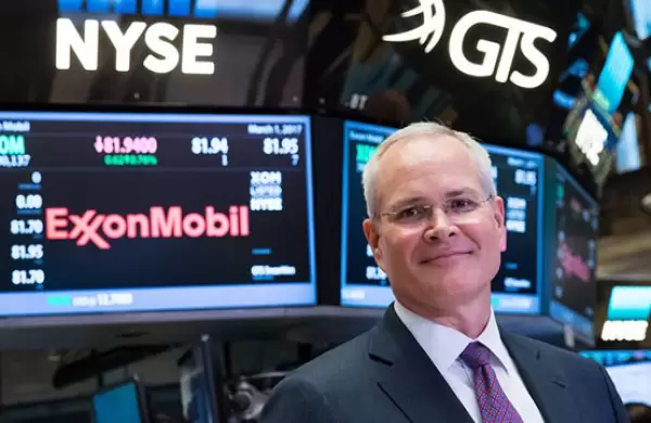 Darren Woods, el CEO de Exxon, le puso fecha a la extinción de los autos convencionales