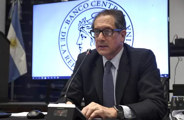 Efecto Milei: el Gobierno devala y deja un dlar fijo a $350 hasta las elecciones de octubre