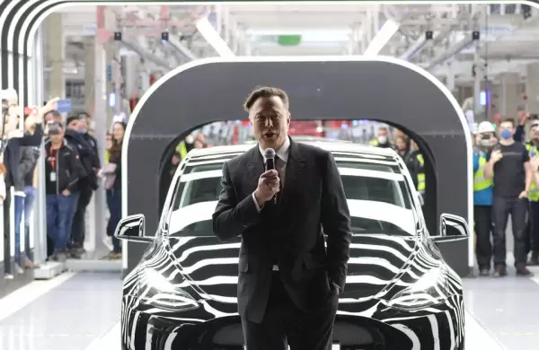 El gurú financiero John Dorfman se arriesga: ¿Debería comprar o evitar Tesla, Apple y estas otras 18 grandes acciones?