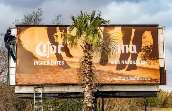 Cómo es la nueva campaña de Corona para despertar conciencia ecológica