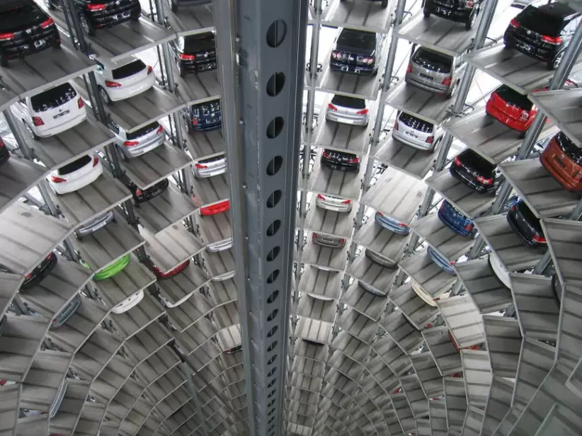 Vehículos Estacionados Dentro De Un Estacionamiento Elevado