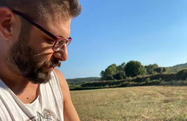 Quién es el argentino que se instaló en Cataluña para producir vinos naturales con método ancestral