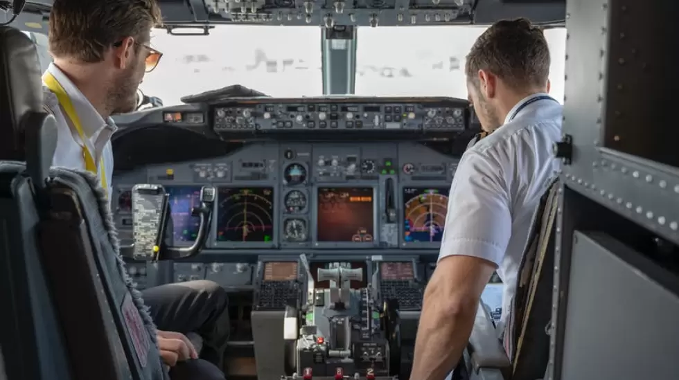 Dos Pilotos Sentados Dentro Del Avin