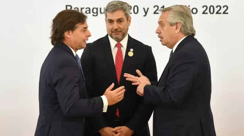 Lacalle Pou y Alberto Fernández discuten en la cumbre del Mercosur, con Mario Ab