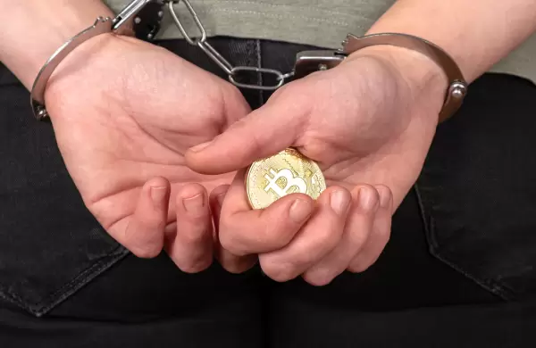 Arrestan a un ex empleado de Coinbase por un fraude crypto y la empresa suma otra polmica