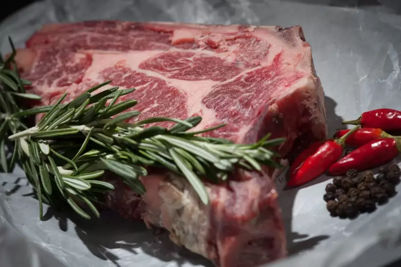 El consumo promedio en el mundo de todo tipo de carnes es 34 kilos por persona al año y en Uruguay es 91,2 kilos en 2021.