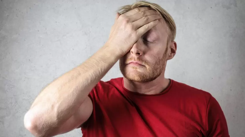 Un Hombre Con Camisa Roja Que Cubre Su Rostro