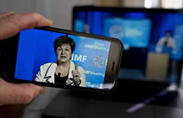 Con ruido e intermediarios; así fueron los primeros contactos con el FMI tras los cambios en el Gabinete