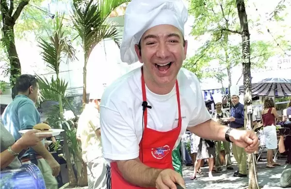 Un espía en la intimidad de los multimillonarios: Sí, también hacen las compras, lavan los platos y pasean al perro