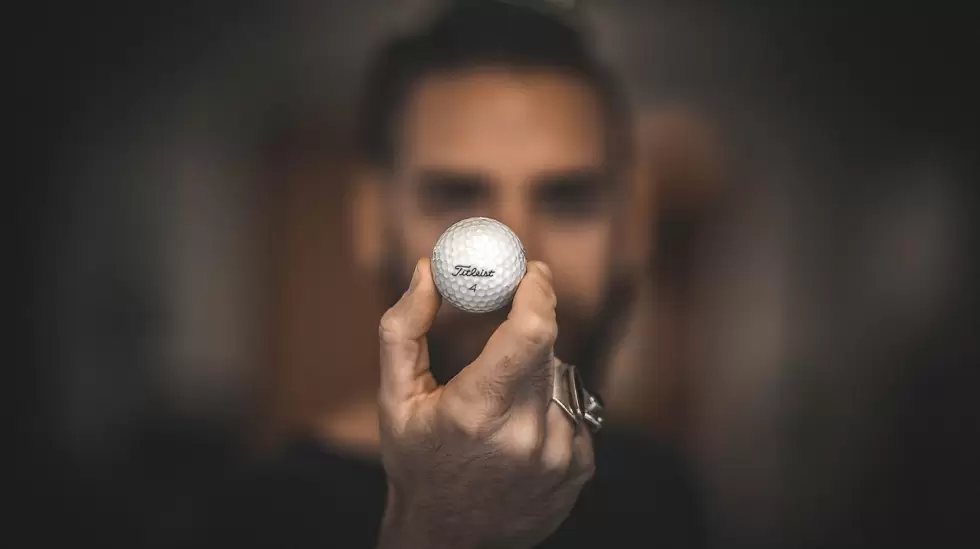 pelota de golf, mano, retener