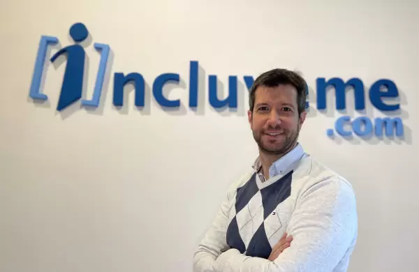 Sufrió la discapacidad de su padre,  lo difícil de conseguir empleo y creó "Incluyeme.com"