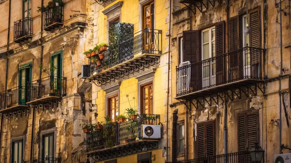 fachada de la casa, balcones, persianas