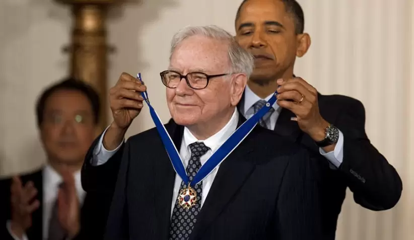 Warren Buffett y Obama, cuando recibió la medalla presidencia la libertad