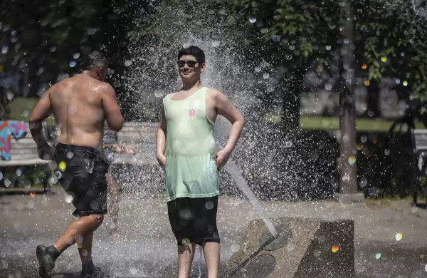 La inslita moda que se impone en Estados Unidos en plena ola de calor