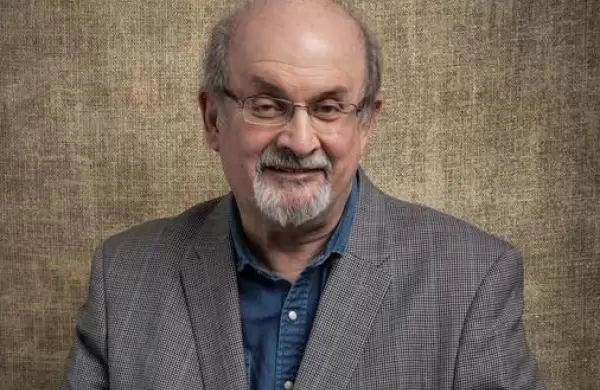 Salman Rushdie pelea por su vida: con respirador artificial, el hgado lesionado y en grave estado