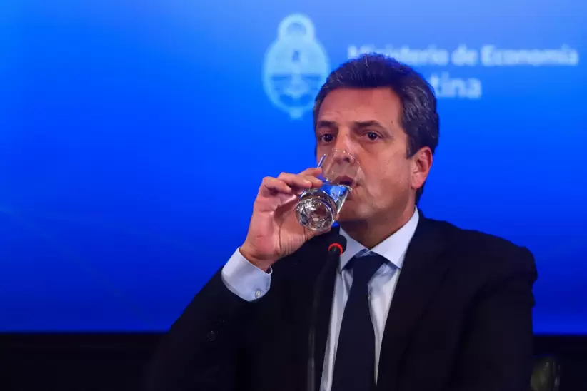 Sergio Massa, ministro de Economía, tomando agua.