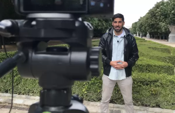 Quién es Nicolás Gómez Sañudo, el argentino que creó una red de asistencia para quienes quieren viajar al exterior