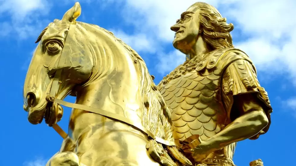 Estatua Dorada Bajo Un Cielo Azul Durante El Da