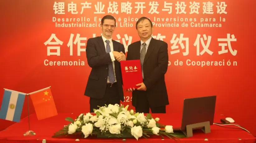 El embajador argentino en Beijing, Sabino Vaca Narvaja, y el presidente de la mi