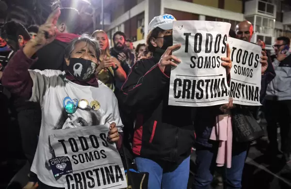 Ataque a Cristina: El Frente de Todos y otras organizaciones convocaron a movilizarse "Con la bandera a defender la democracia"