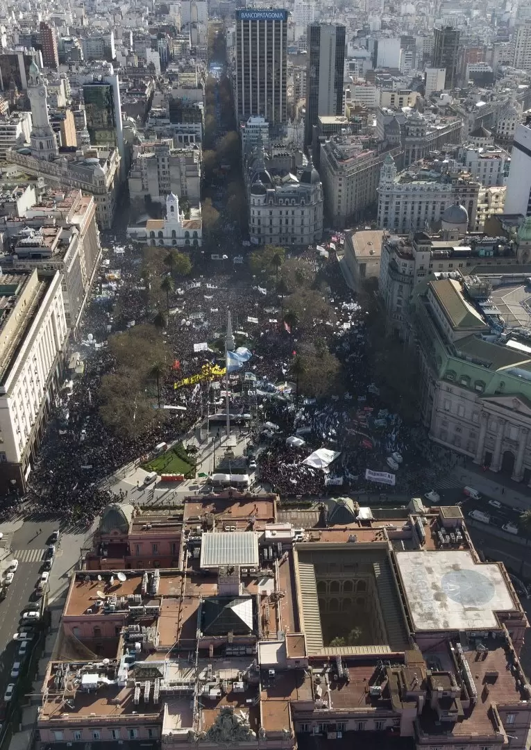 Manifestantes en Plaza de Mayo