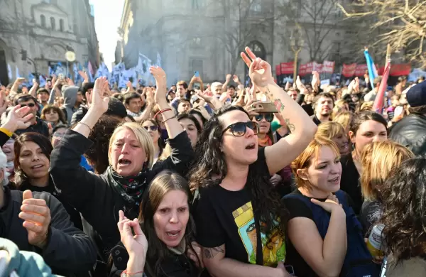 Miles de personas se concentran en Plaza de Mayo tras el ataque a Cristina Kirchner