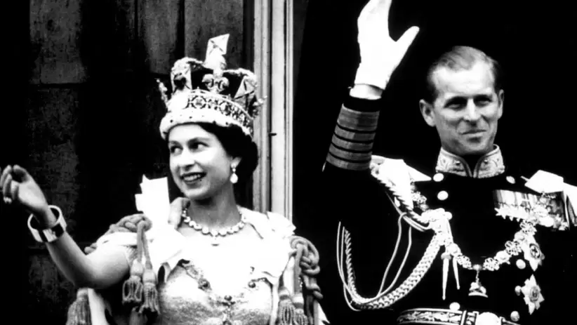 La reina y su esposo Felipe durante su coronación