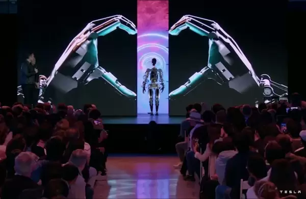 Videos: Elon Musk present su robot "Optimus" y sugiri que tendr "cerebro"