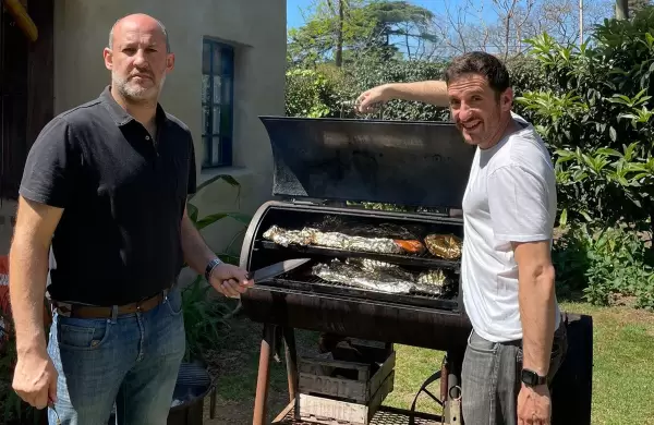 La historia del operador de bolsa que hace reuniones de networking con comidas de estilo texano